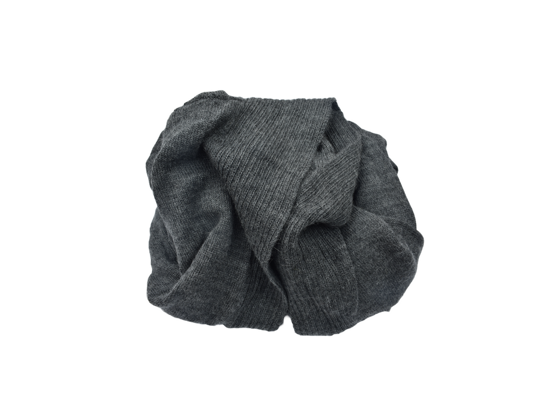 Pflegeleichter Alpakastrickpullover: Richtige Lagerung und Handwäsche für langanhaltende Schönheit.