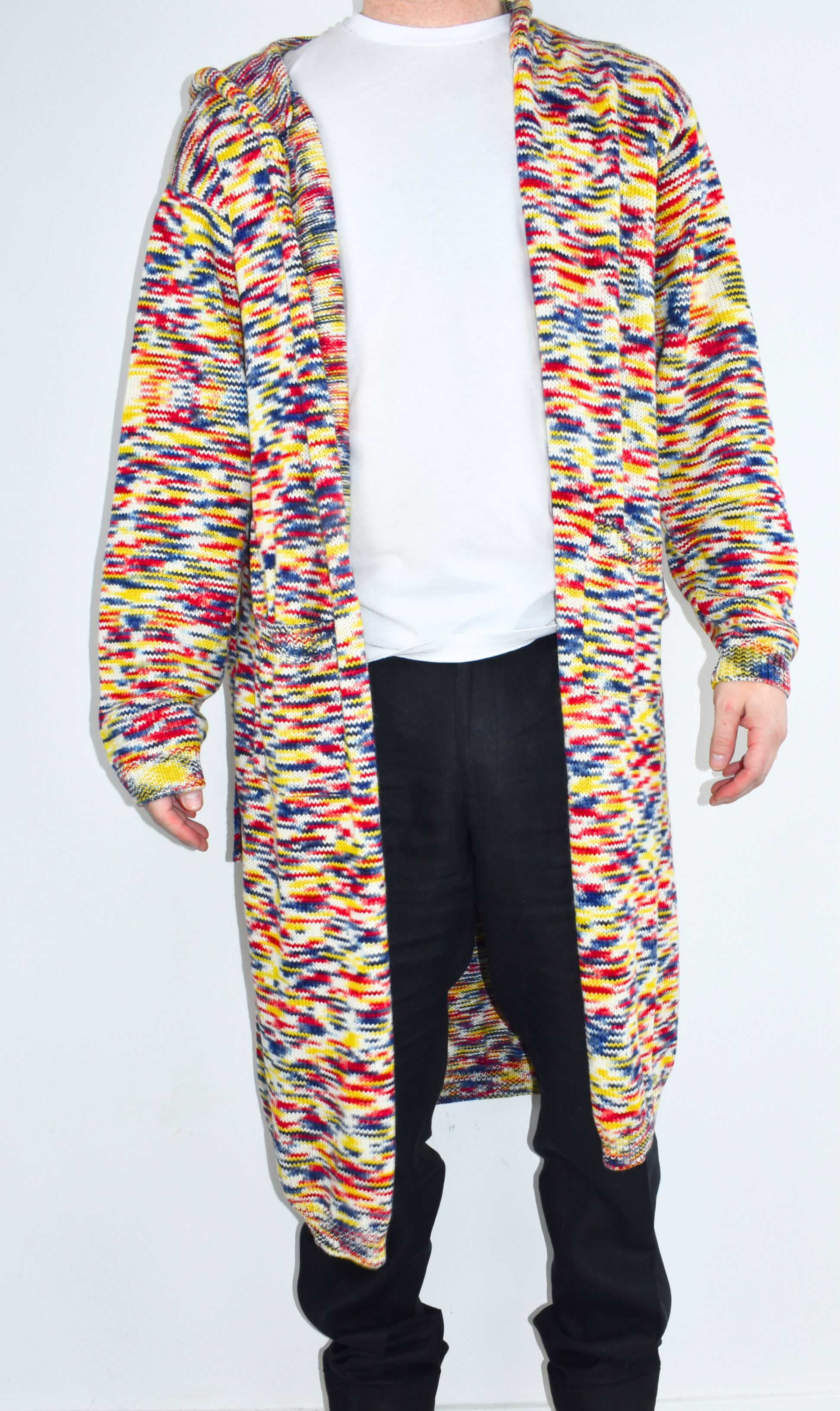 Frontansicht der bunten Alpaka-Strickjacke für Herren– weiche, edle Stricktextur.
