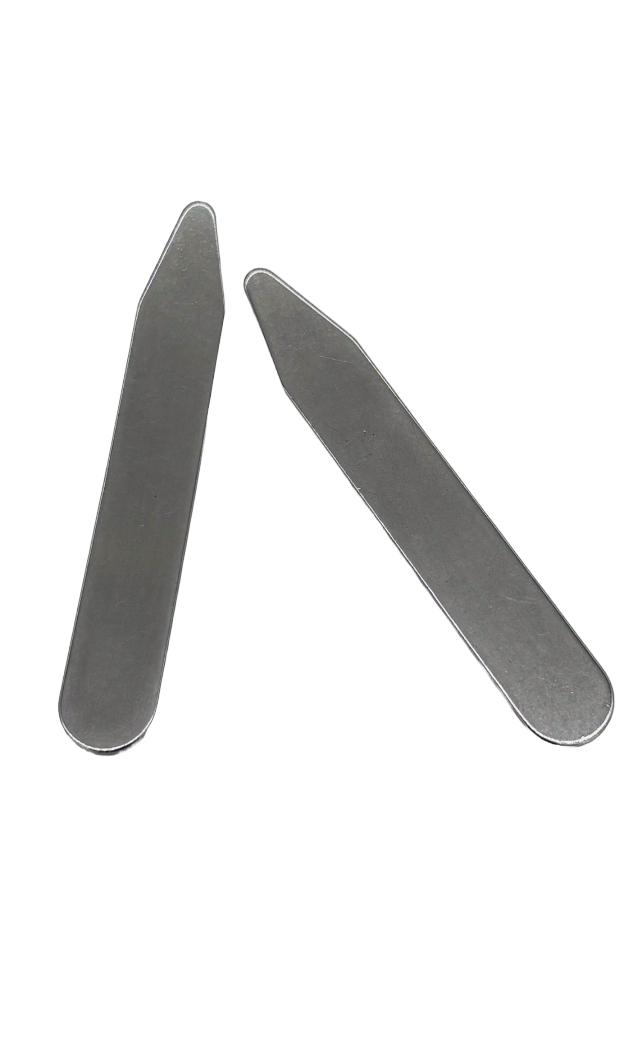 Nahaufnahme der Kragenstäbchen aus Metall des Herrenhemdes Sartoriali – Feine, langlebige Baumwolle für höchsten Tragekomfort und Stil.